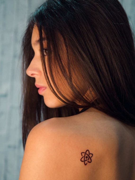 tatuaje minimalista atomo