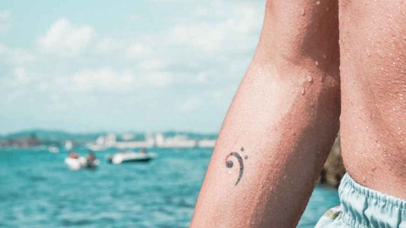 ¿Esta tu hijo pensando en hacerse un tatuaje? Por qué debería probar antes con tinta temporal